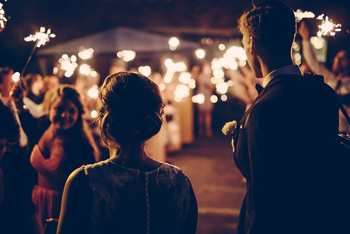 una foto sincera de una boda al aire libre por la noche 