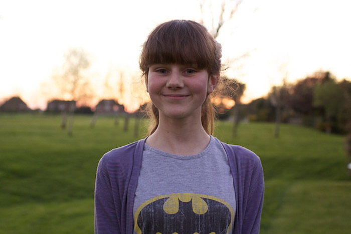 Un retrato de una joven posando al aire libre