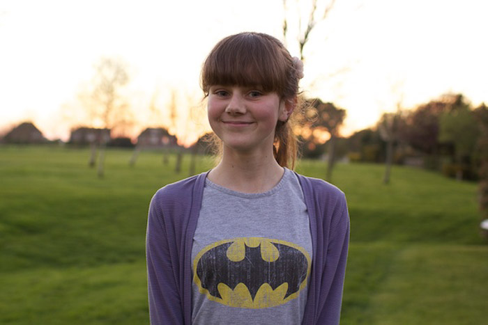 Un retrato de una joven posando al aire libre, demostrando cómo ajustar el balance de blancos en la fotografía