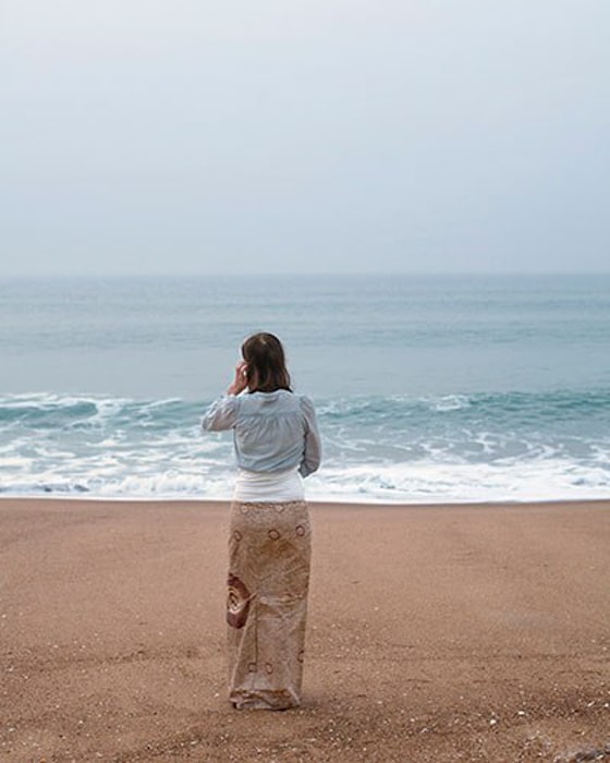 Foto de una mujer de pie en una playa