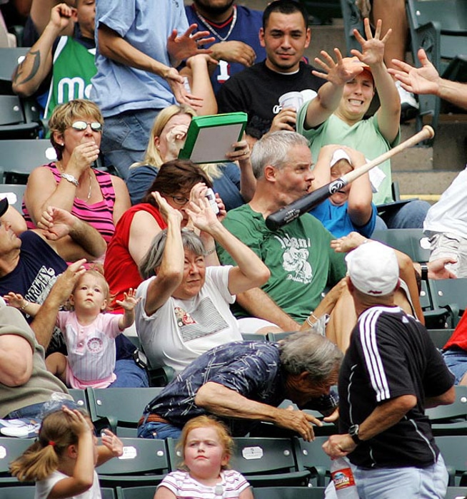 Foto de un bate de béisbol golpeando la cara de un hombre