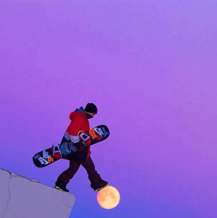 Foto de un snowboarder que parece estar pisando la luna