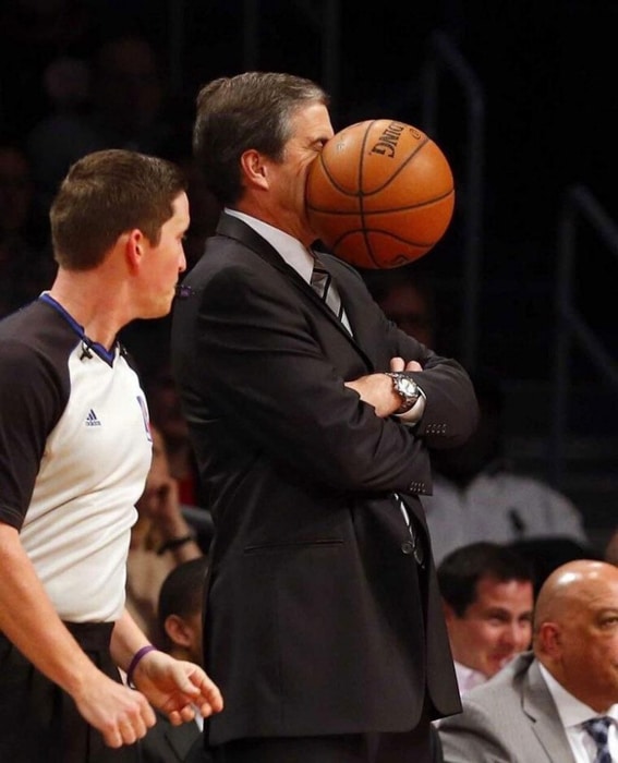 Foto perfectamente sincronizada de una pelota de baloncesto golpeando la cara de un hombre