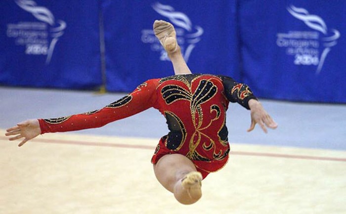 Foto de una gimnasta saltando en el aire.