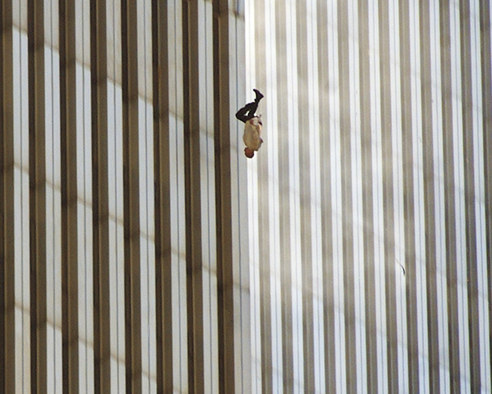 Un hombre cayendo del World Trade Center.