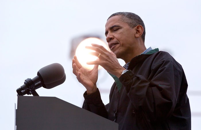 Barack Obama sosteniendo una bola de luz