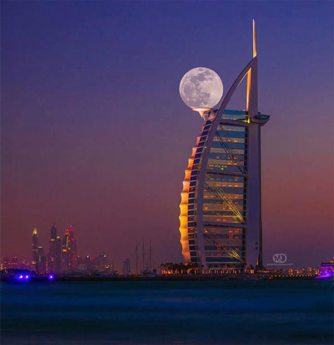 Un hotel en Dubai con la luna de fondo