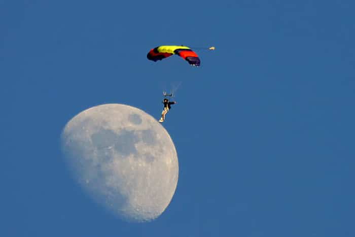 Un parapente aterrizando en la luna.