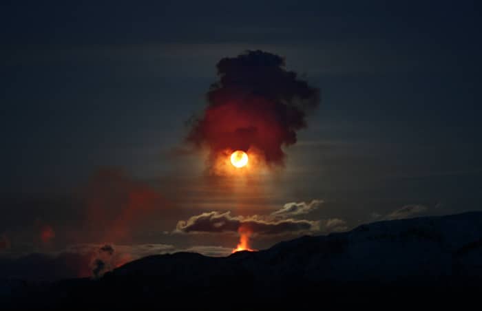 Foto perfectamente sincronizada de un volcán en erupción