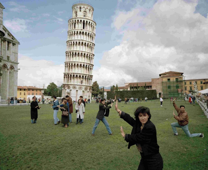 Imagen de broma de personas que no logran sostener la torre inclinada de pisa