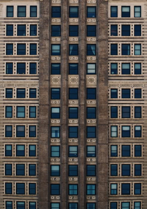 Toma de fotografía en perspectiva fresca de un edificio con múltiples ventanas