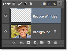 Aparece una nueva capa llamada 'arrugas' en el panel Capas.  Imagen © 2016 Photoshop Essentials.com