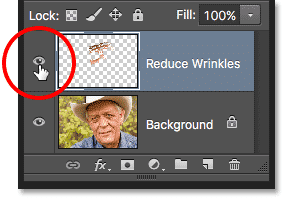 Haciendo clic en el icono de visibilidad de la capa Reducir arrugas.  Imagen © 2016 Photoshop Essentials.com