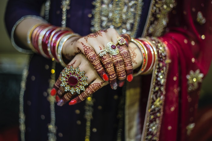 Cerca de una novia india preparándose para su boda
