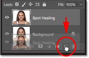 Hacer una copia de la capa Spot Healing en el panel Capas en Photoshop