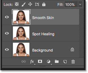 La imagen original, la capa Spot Healing y la capa Smooth Skin en el panel Capas en Photoshop