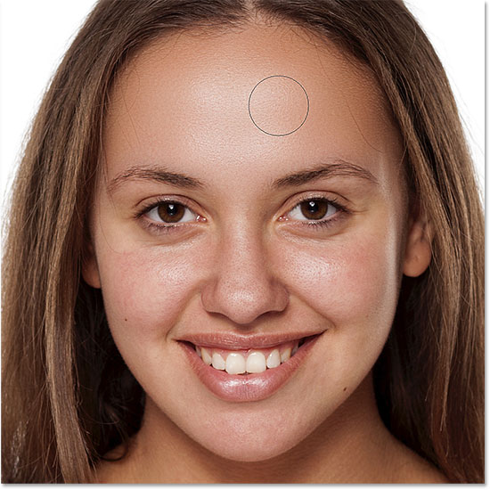 Pintura para revelar la piel suave en la frente de la mujer en Photoshop