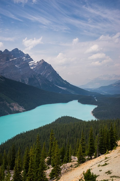 Una impresionante toma panorámica de un lago azul rodeado de bosques: gana dinero con fotografías de viajes