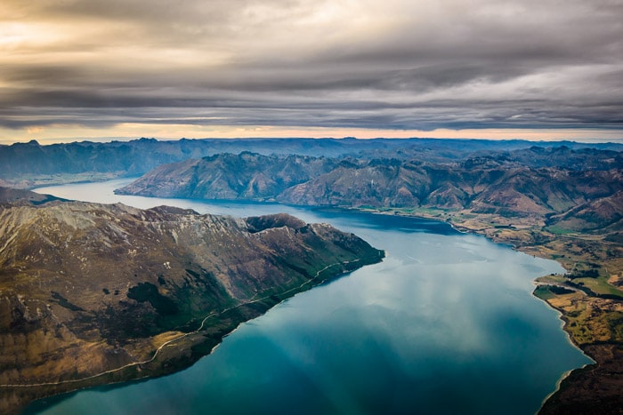 Impresionante toma aérea de paisajes de montañas y un río - trabajos de fotografía de viajes