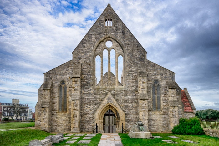 Una antigua iglesia contra un cielo azul nublado - trabajos de fotografía de viajes