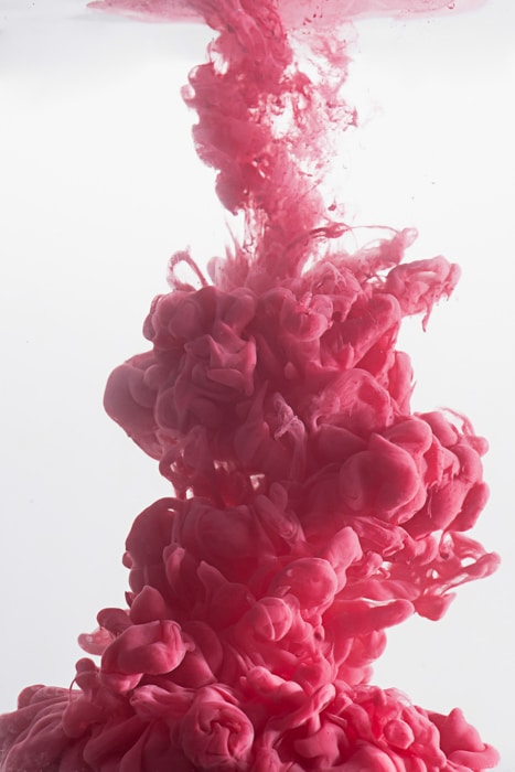 Una nube rosa usando pintura colorida en técnica de agua