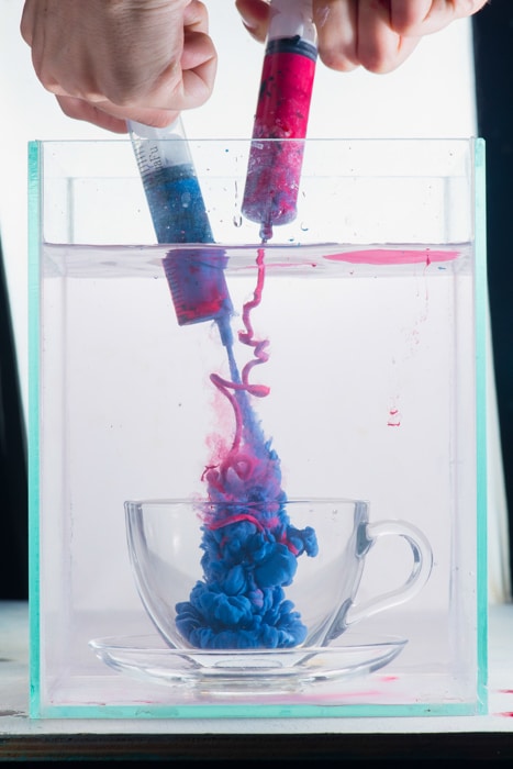 Fotografía cenital de mezclar pintura para disparar pintura colorida en fotografía acuática