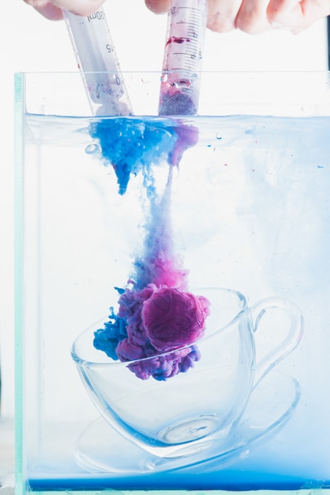 configuración de naturaleza muerta submarina para fotografiar pintura de colores en fotografía acuática