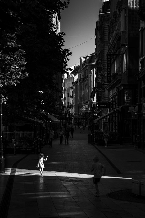 Escena callejera en blanco y negro en Budapest