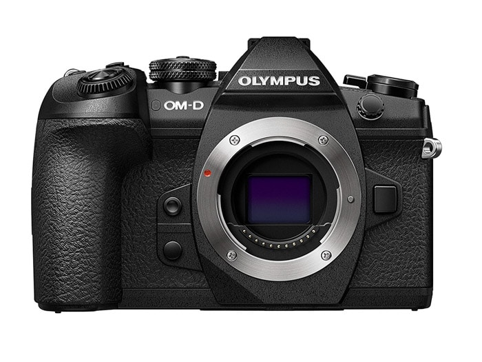 Imagen de una cámara Olympus OM-D E-M1 II con fondo blanco.  Reseña de la panasonic gh5.