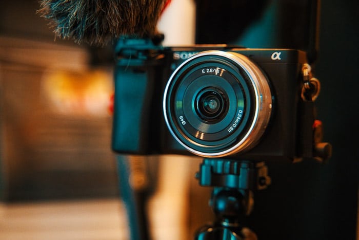 Una cámara compacta de Sony con una lente Pancake en un trípode