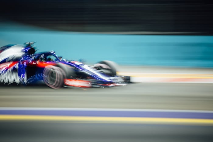 Una foto borrosa de un auto de carreras F-1
