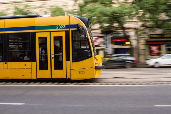 Una foto de un tranvía amarillo en la calle.