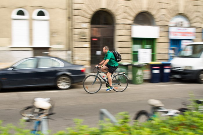Una foto borrosa de un ciclista en la calle.