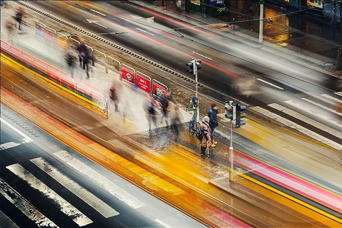 Una composición de 11 imágenes que muestran el desenfoque de movimiento de los tranvías en Budapest