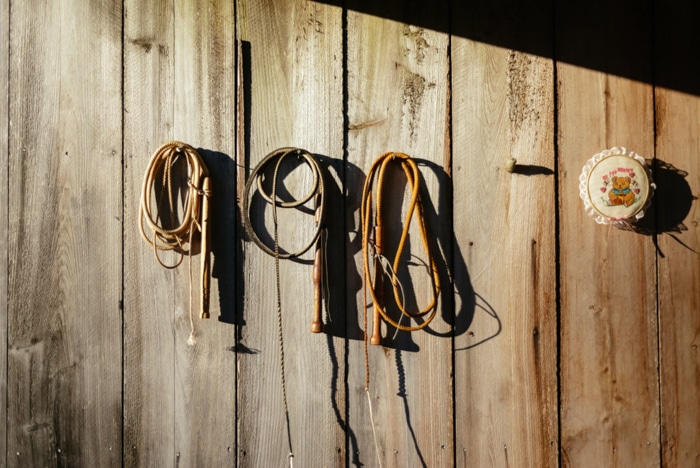 cuerdas colgadas de clavos en una pared de madera - consejos de edición de fotos para fotografía de teléfonos inteligentes