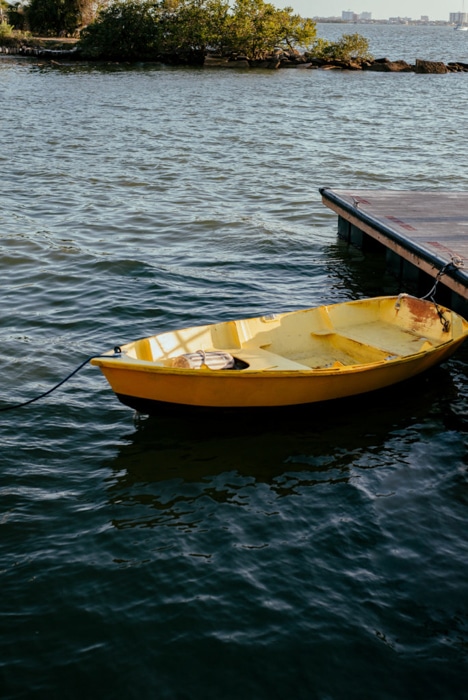 un barco amarillo brillante en aguas claras y azules