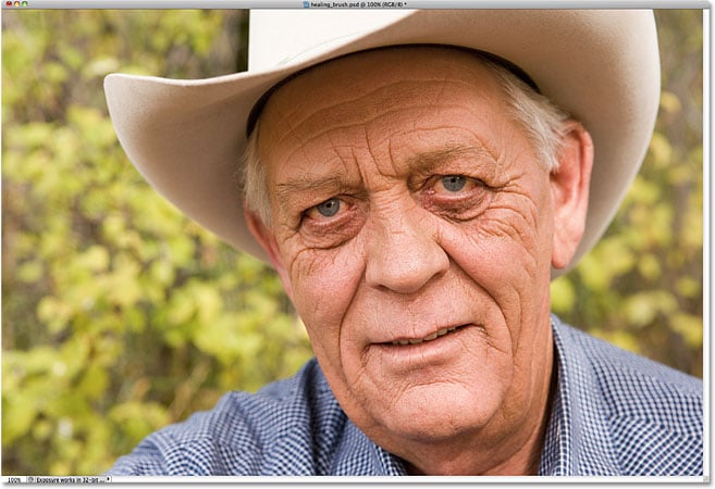 Un granjero anciano.  Imagen con licencia de iStockphoto por Photoshop Essentials.com