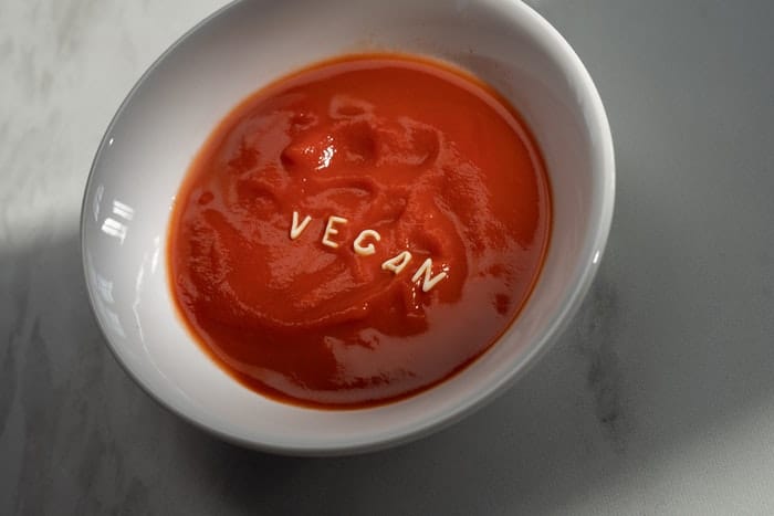 Una sopa con fideos que deletrea la palabra vegano.