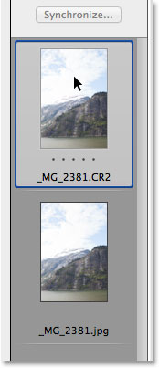 Una comparación de los histogramas para las versiones en bruto y JPEG de la imagen.  Imagen © 2013 Photoshop Essentials.com