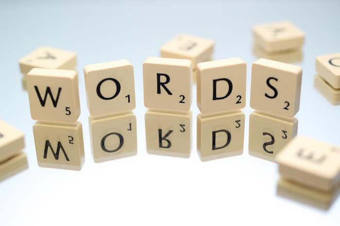 Scrabble pieces deletreando 'palabras' - marketing y fotografía de marca