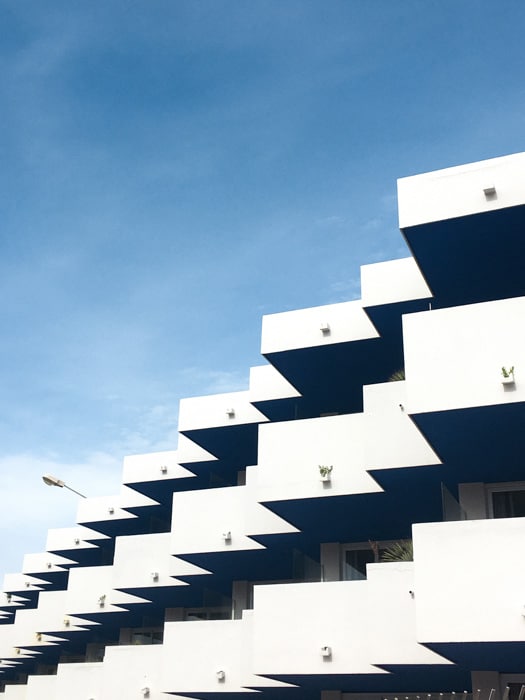 Un edificio de apartamentos de varias capas bajo un cielo azul: diferentes formatos de archivo