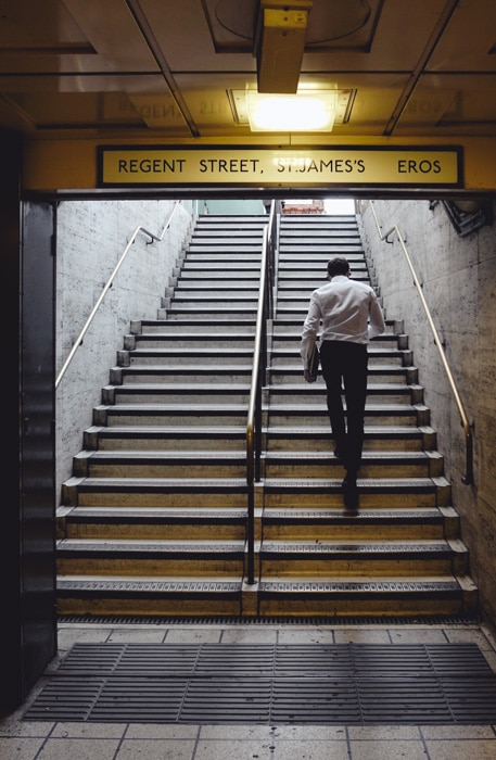 A, hombre caminando arriba en Regent st, st.  estación de metro james en londres - tipos y extensiones de archivos de fotos