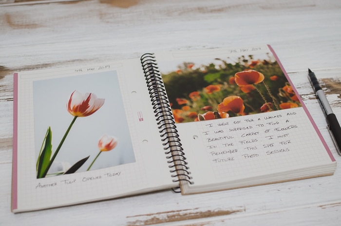 cuaderno, fotos y papelería para hacer un diario de fotos