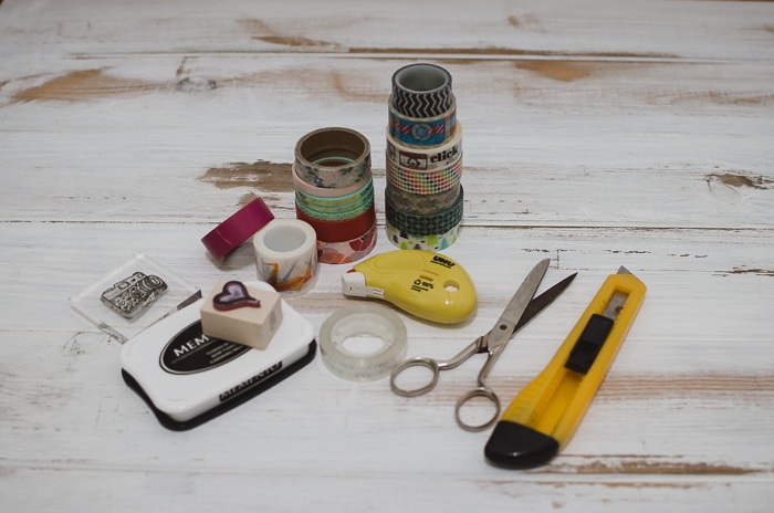 papelería, sellos, cintas washi, pegamento y tijeras para hacer un diario fotográfico