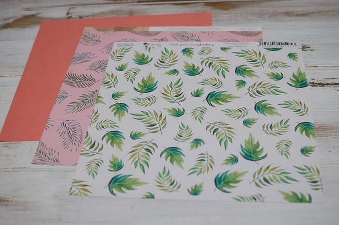 tres hojas de papeles de diferentes colores para creaciones de álbumes de recortes