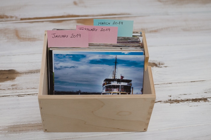 una caja de fotos impresas para usar en creaciones de álbumes de recortes