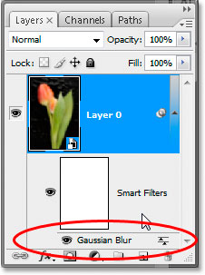 La paleta Capas en Photoshop CS3 que muestra mi filtro inteligente Desenfoque gaussiano.