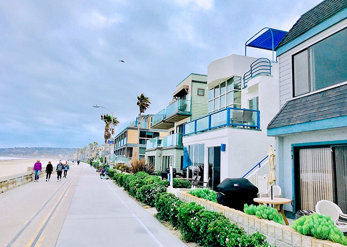 Fotografía de calle de propiedades en la playa.
