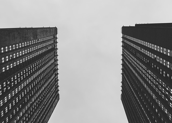 Vista de ángulo bajo de rascacielos.  Fotografía en blanco y negro.