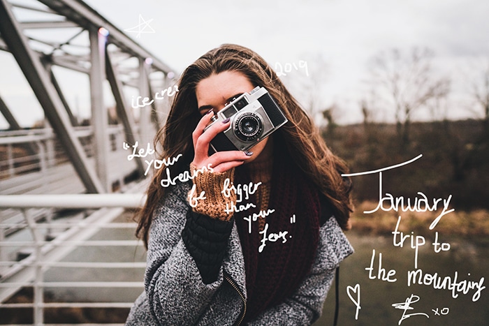 Chica joven con una cámara vintage frente a su rostro.  La imagen tiene palabras en blanco garabateadas.